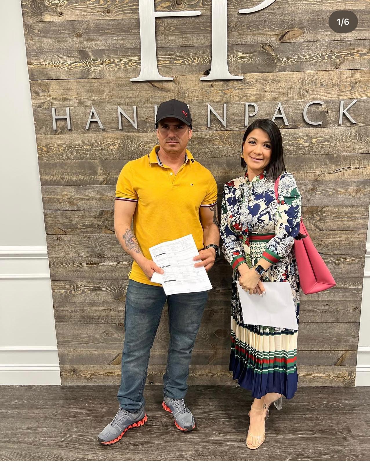 Sandy Alvear client signing documents at Hankin Pack